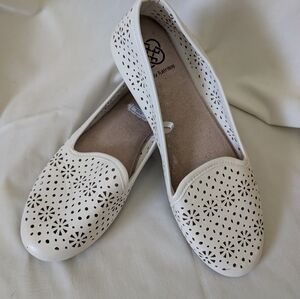 Daisy Fuentes White Laser-Cut Flats Sz 9